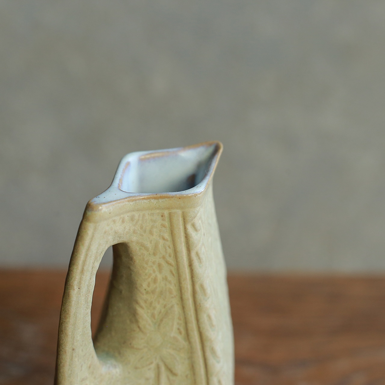 プリミティブな模様が素敵な、陶器のフラワーベース