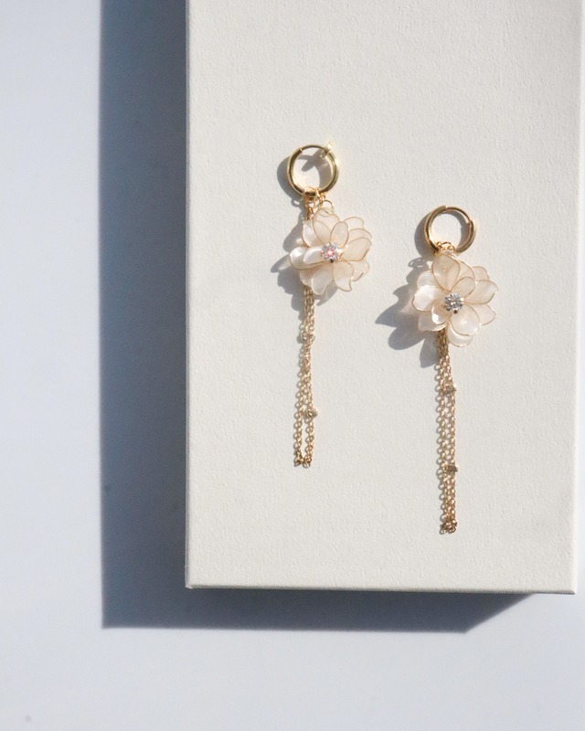 ” 尊ぶ（peony dahlia）”耳飾り