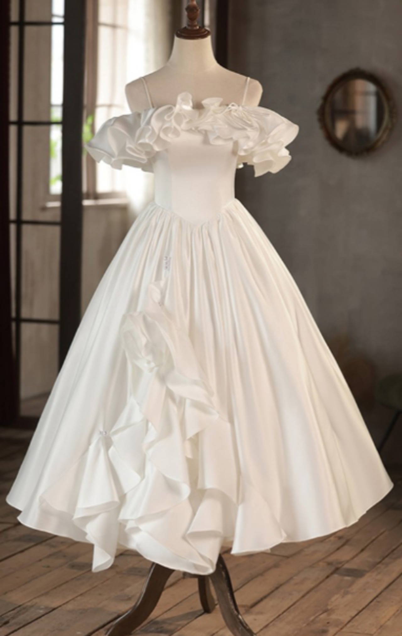 ウェディングドレス パーティードレス サテン 揺らめく裾 Aライン  