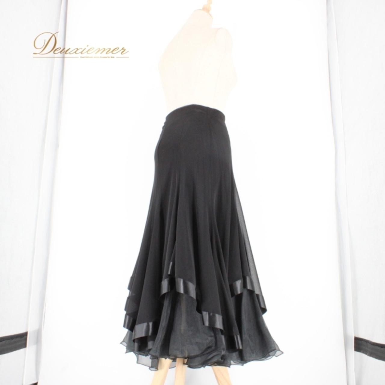 社交ダンス 衣装 スタンダード スカート レッスンウェア レディース 練習着 Roger 光沢感 無地 シンプル フォーマル 華やか かわいい 上品 ブラック系 フレアスカート おしゃれ ダンス用スカート モダンダンス 撮影用衣装 エレガント シンプルデザイン 上品スタイル レッスン用スカート プロ向け 自宅練習 着やすい 伸縮性優れた デイリーユース