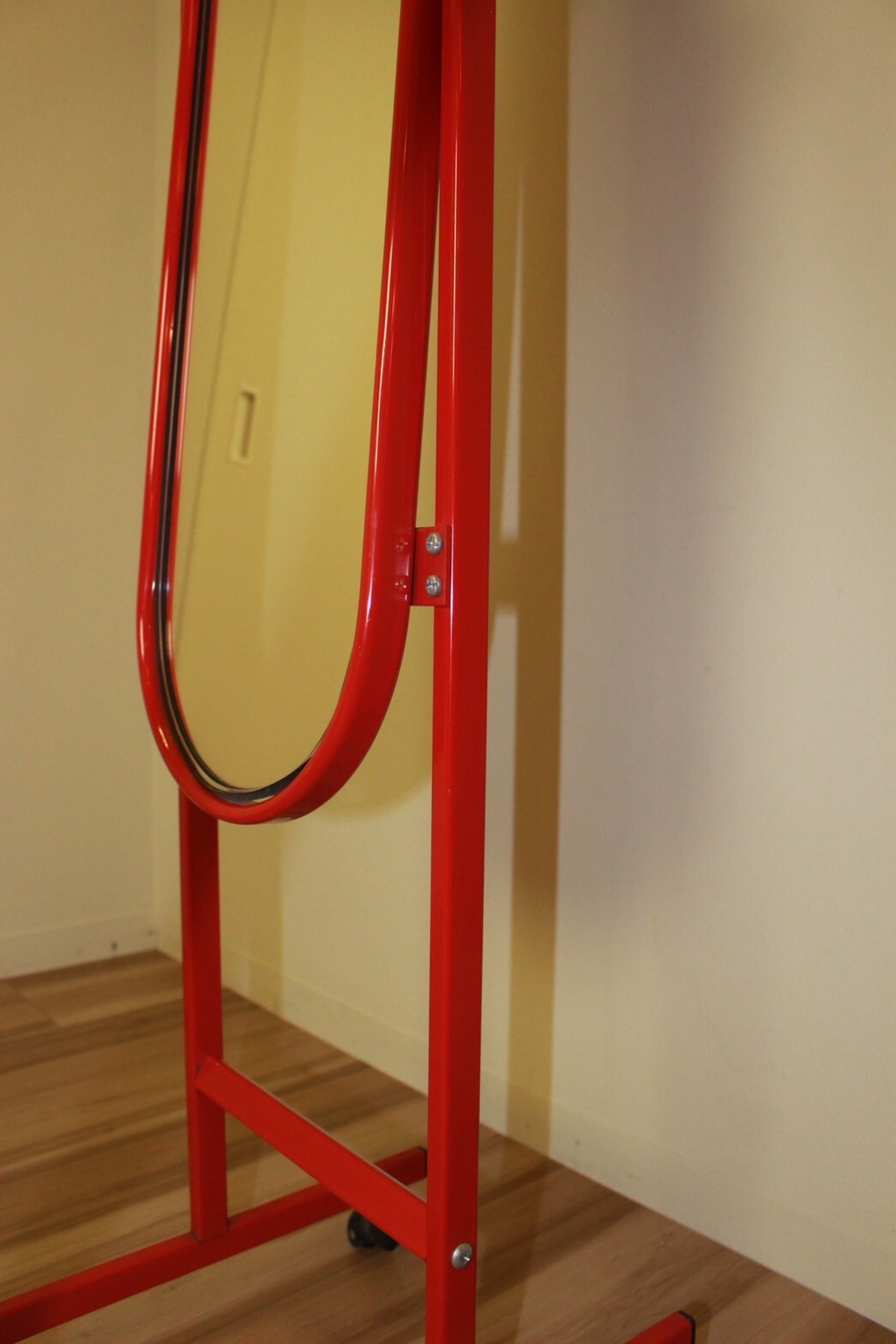 ひとり時間が少しだけ特別になる、レトロポップスタンドミラー