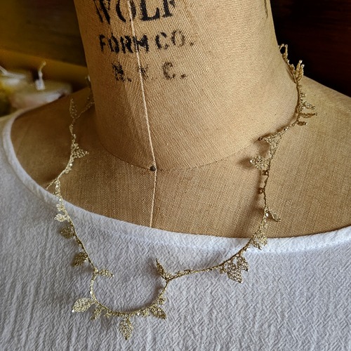 joia  - oya leaf necklace