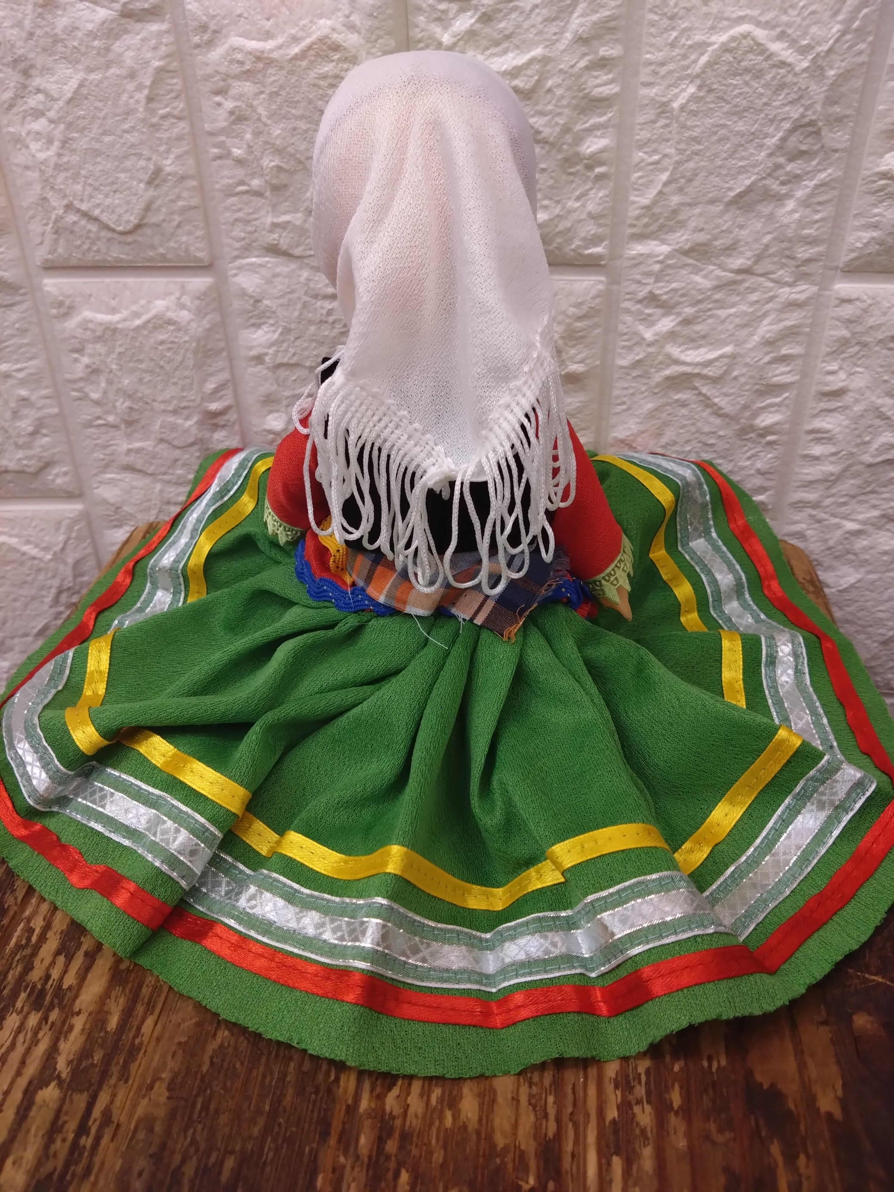 新商品】民族衣装のお人形 小【レッドグリーン】 | zakurotokyo