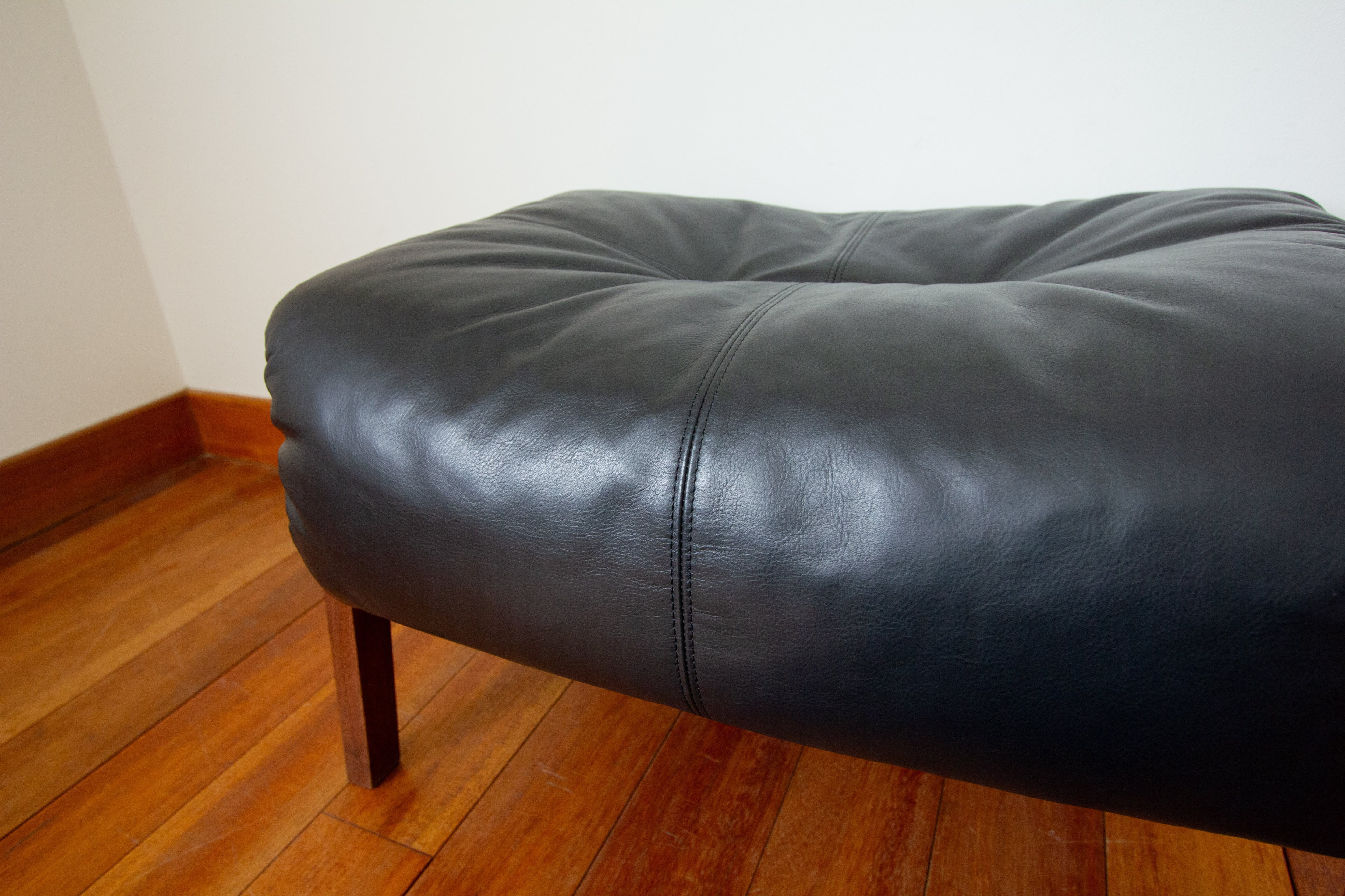 自分だけのリラックスタイムを、優雅な柔らかさを持つオットマンと