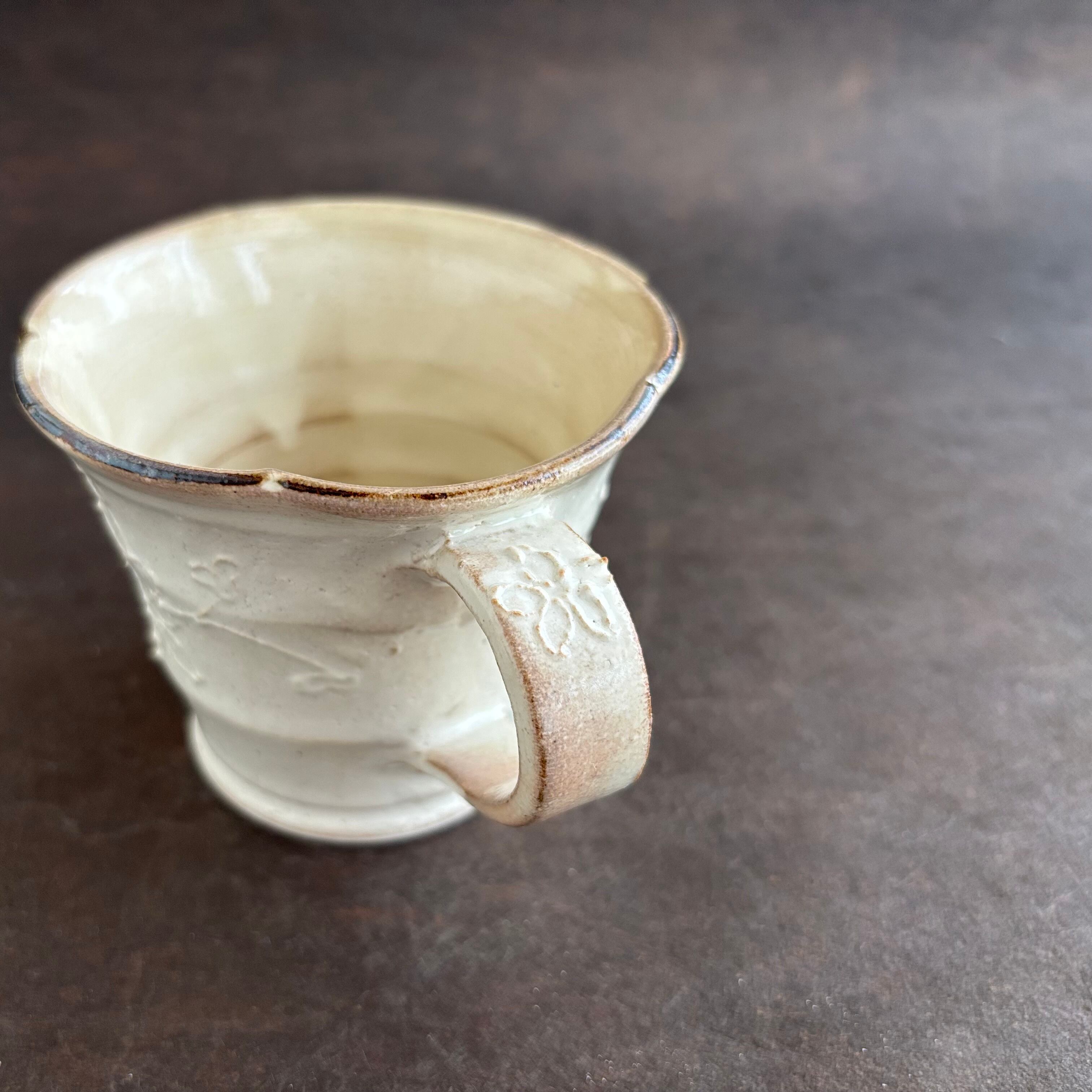 土和のルリエフ　粉引き　お花形ミニマグカップ