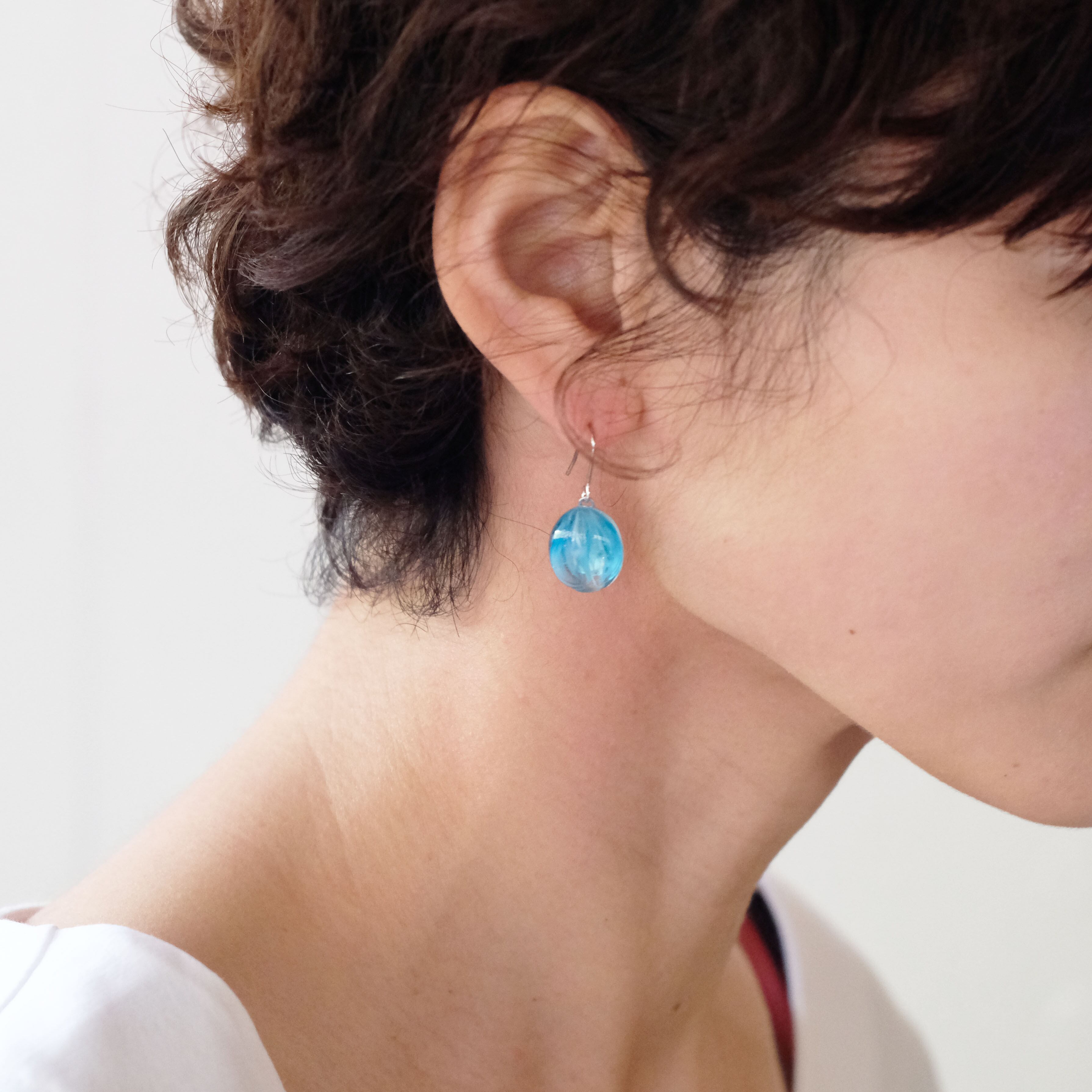 水色 と 金箔 の ピアス