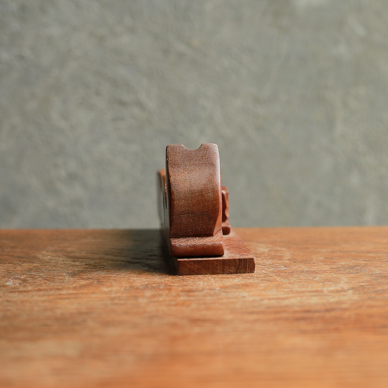 ペン立てになる、味わい深い木彫りのキタキツネ