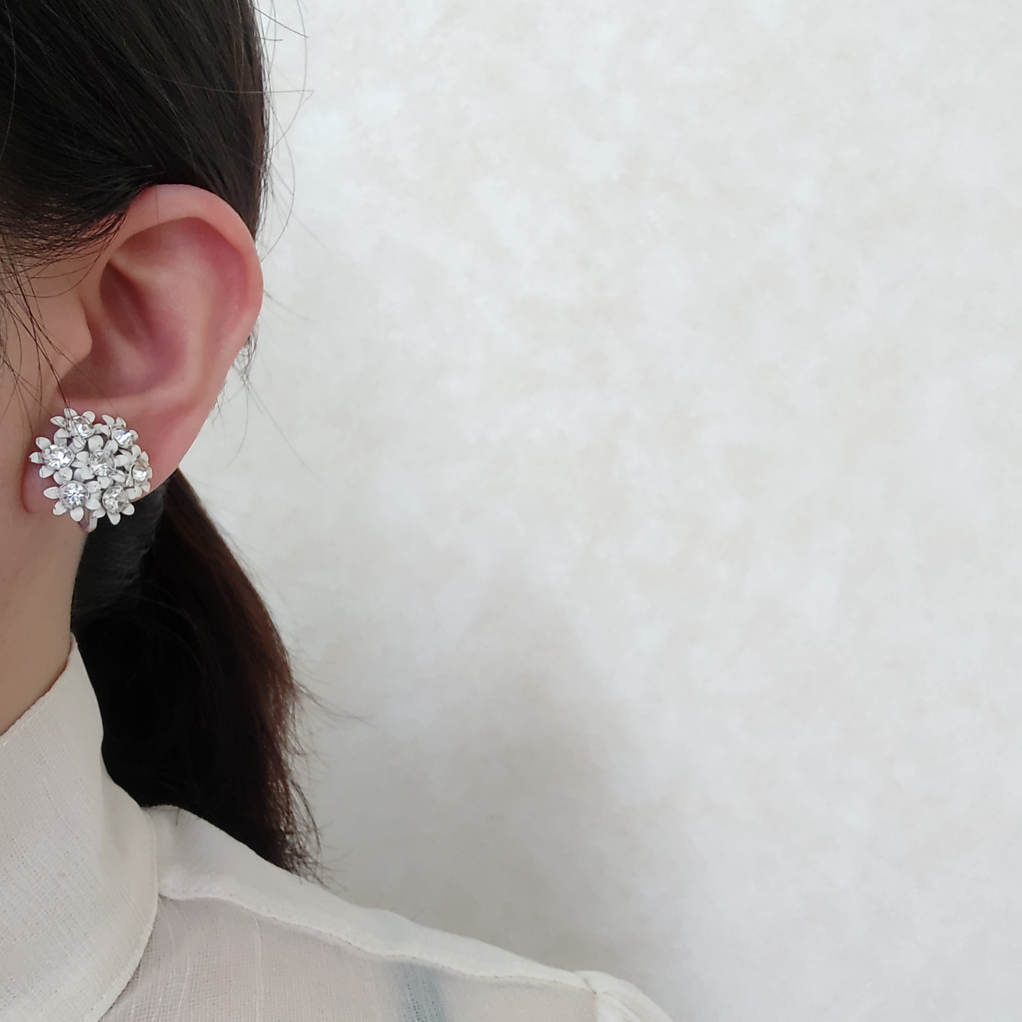 white enamel flower rhinestone vintage earrings ヴィンテージ