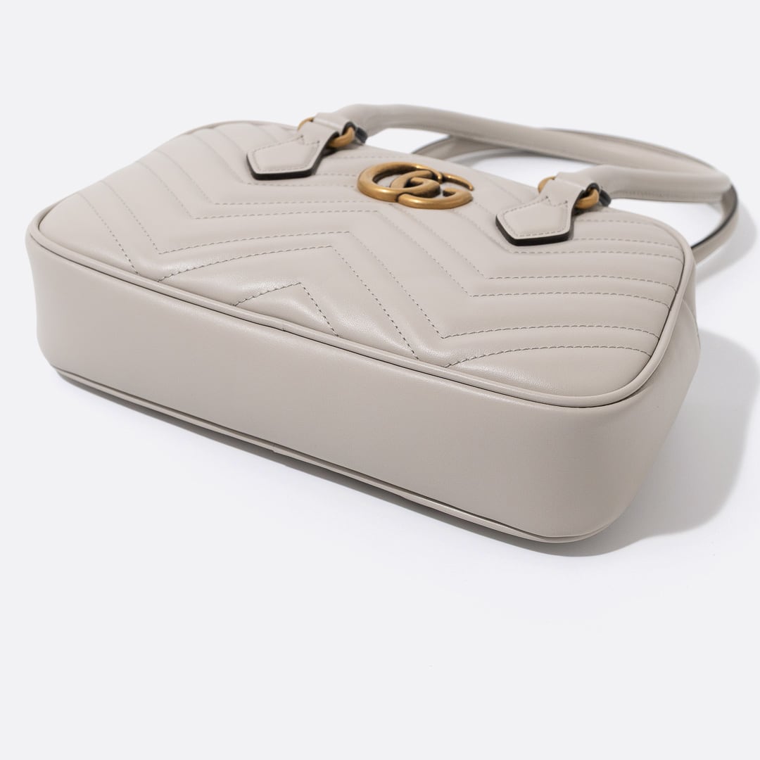 GUCCI GGマーモント スモール トップハンドルバッグ ライトグレー