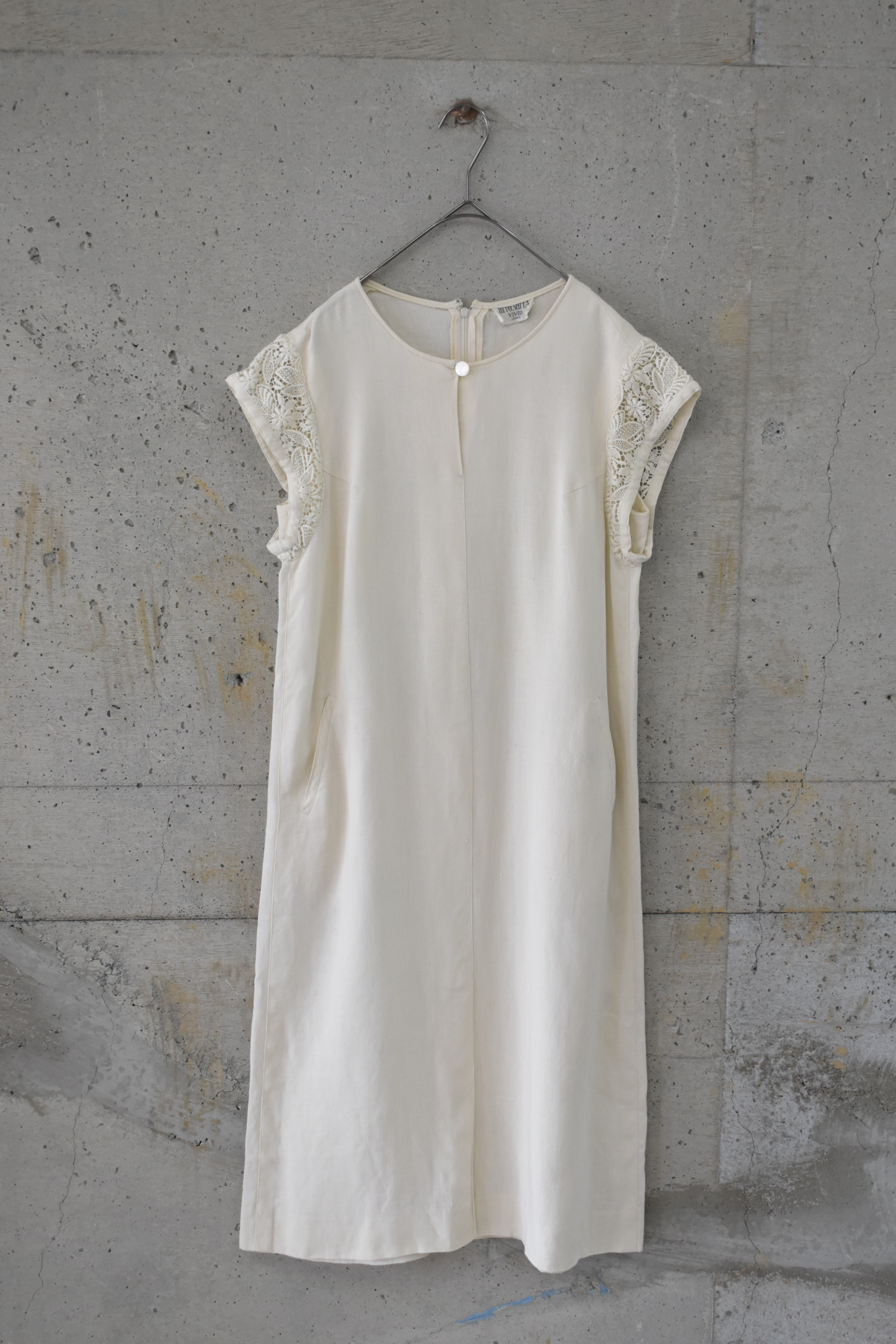 Short lace-sleeve linen dress