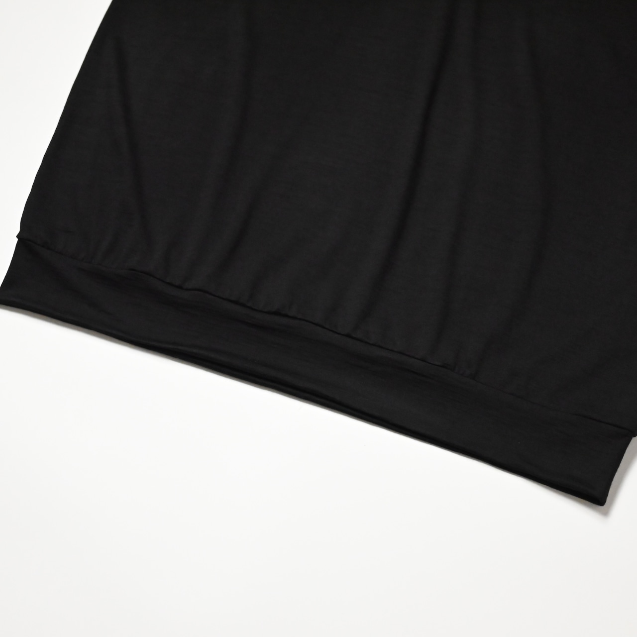 INTERIM / EXTRA FINE MERINO WOOL JERSEY HENRY OVER S/S TEE
