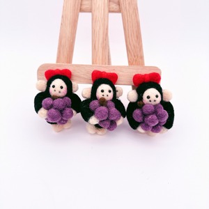 紫ぶどうを持ったゴリ子 羊毛フェルト キーホルダー