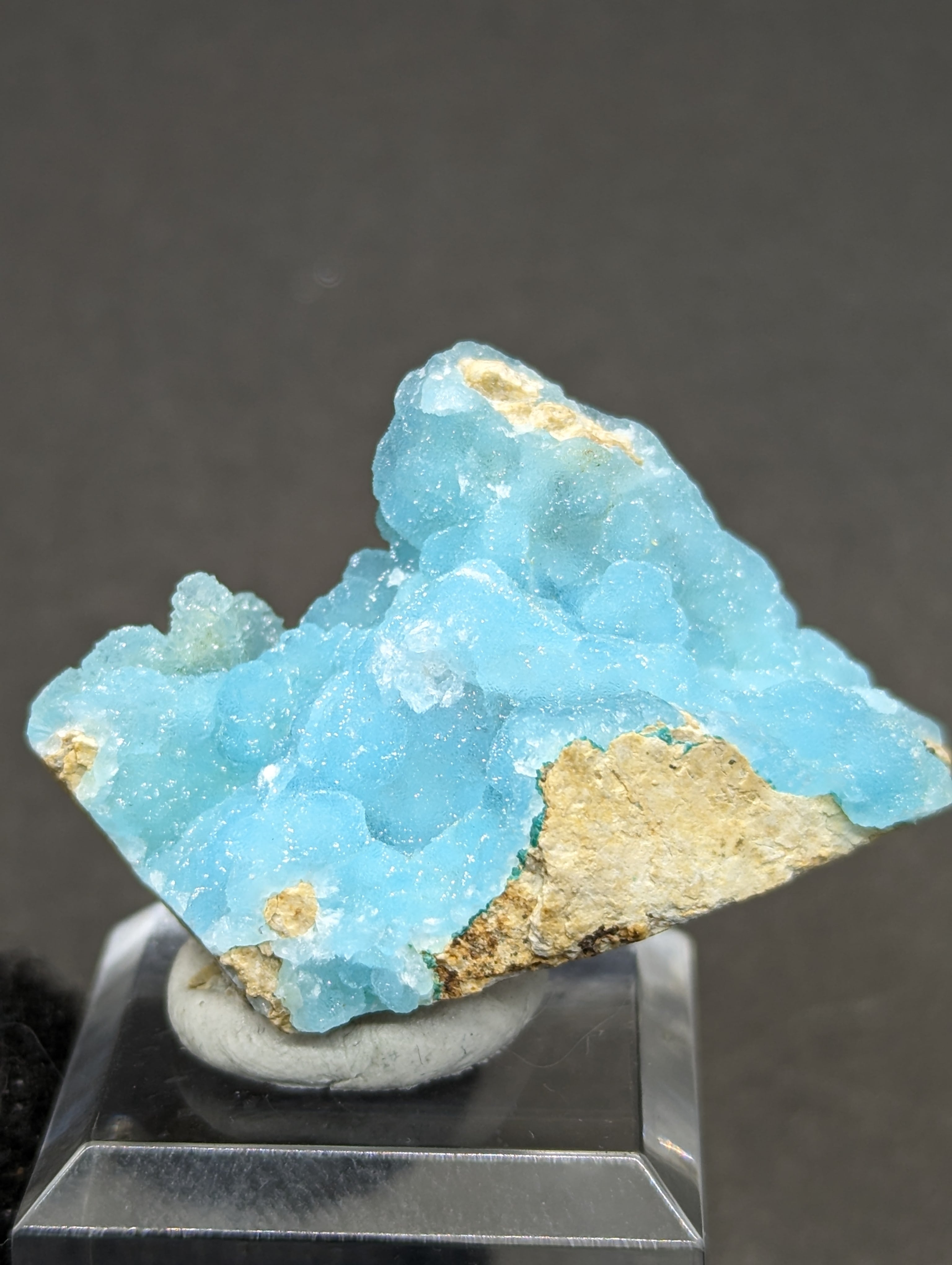 鮮やかなスカイブルーの宝石ヘミモルファイトとは？特徴から楽しみ方まで