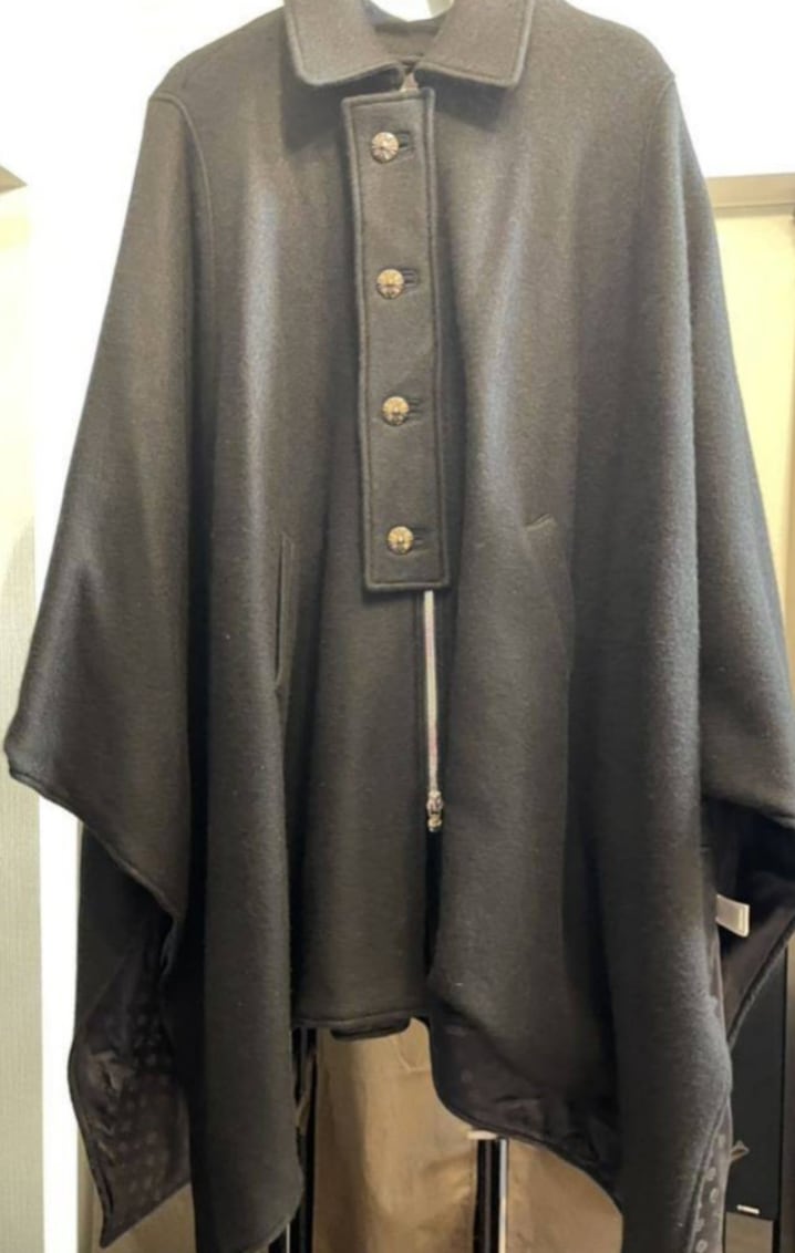 美品 レザーパイピングポンチョ ツモリチサト ポンチョ ケープコート