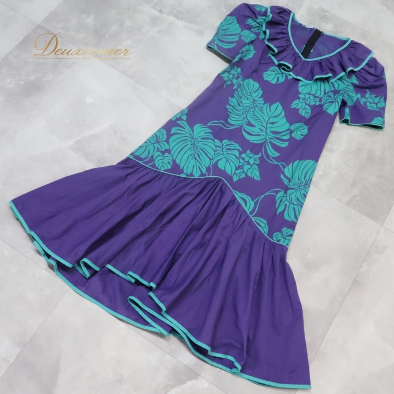フラダンス 衣装 ワンピース ドレス Xina Ann パープル系 アシンメトリー フリル パフスリーブ モンステラ柄 かわいい 華やか 鮮やか ポケット ハワイアン アロハ ハワイアンプリント フラ ダンス レッスン 練習 グリーン系 美しい エレガント