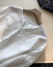 リネン刺繍Vネックブラウス