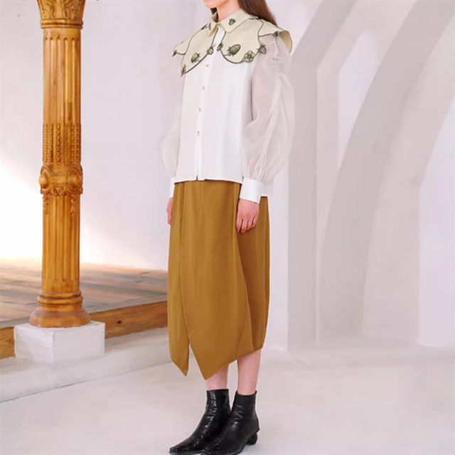 イチゴ刺繍ビッグカラーブラウス　10924