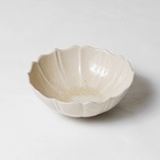 ４［田中 大喜］灰釉 六弁文向付