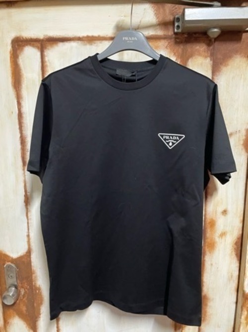 PRADA 三角ロゴ Tシャツ