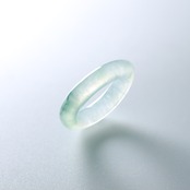 【9.5号】透明の中にふわっとワンポイントグリーンが！くり抜き甲丸リング A貨翡翠 jd_rg1729