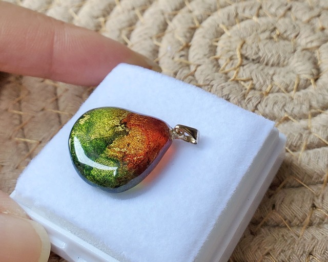 Necklace top / green × orange