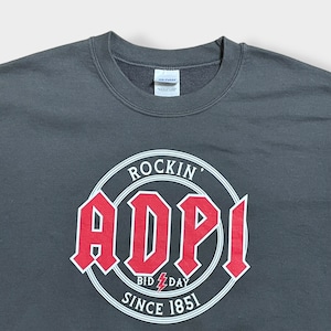 【GILDAN】ROCKIN ADPI パロディ ロゴ プリント スウェットトレーナー 裏起毛 M US古着