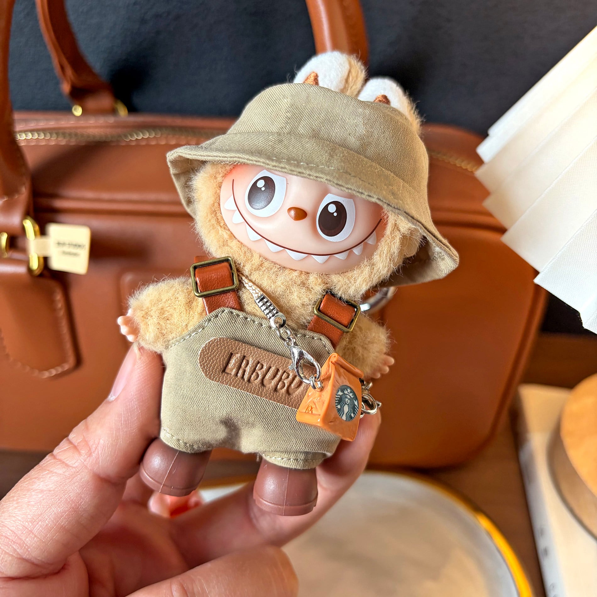 LABUBU4.0 10cm おでかけコーデ♪ バケットハット&サスペンダーパンツ&シューズ&コーヒーカラー斜めがけバッグ 4色展開 高品質フルセット