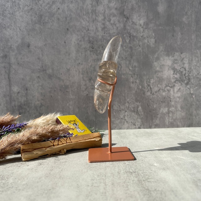 ブラジル・ミナスジェライス州 セラデカブラル産 スモーキークォーツ『流れ星』スタンド付き｜ライトカラー