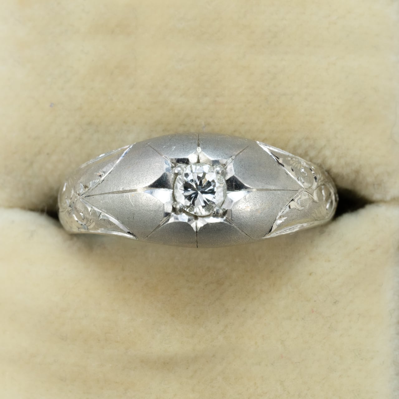 【日本の作品】昭和レトロ 後光留め 花 デザイン 手彫り 和彫り ヴィンテージ リング Pm 0.23 ~美しき日本の彫留めリング~ CHR01997