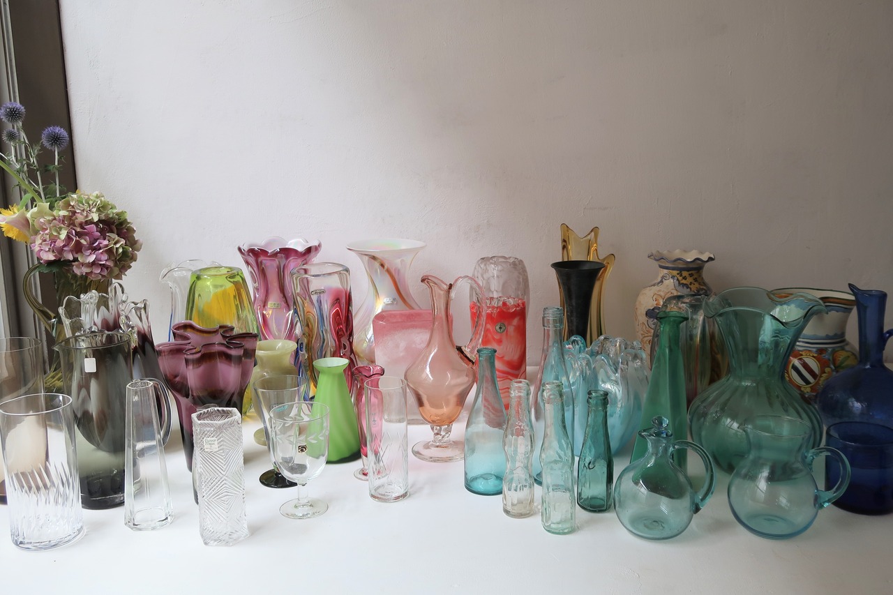 赤と白のマーブル花瓶