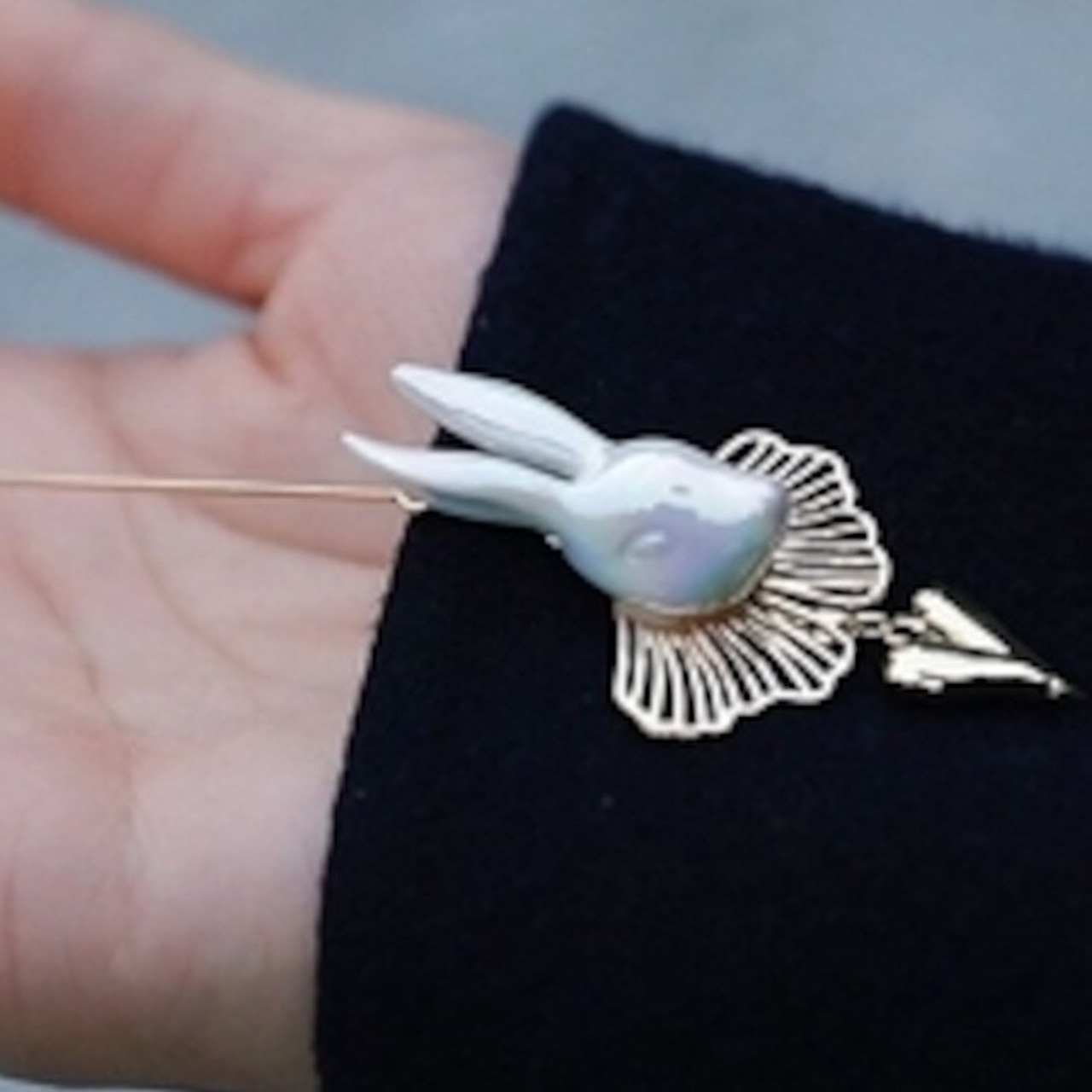 不思議の国の案内人Ⅲ〜白うさぎのブローチ〜M22202