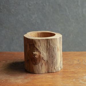 木の質感が美しい、ナチュラルな鉢カバー 1