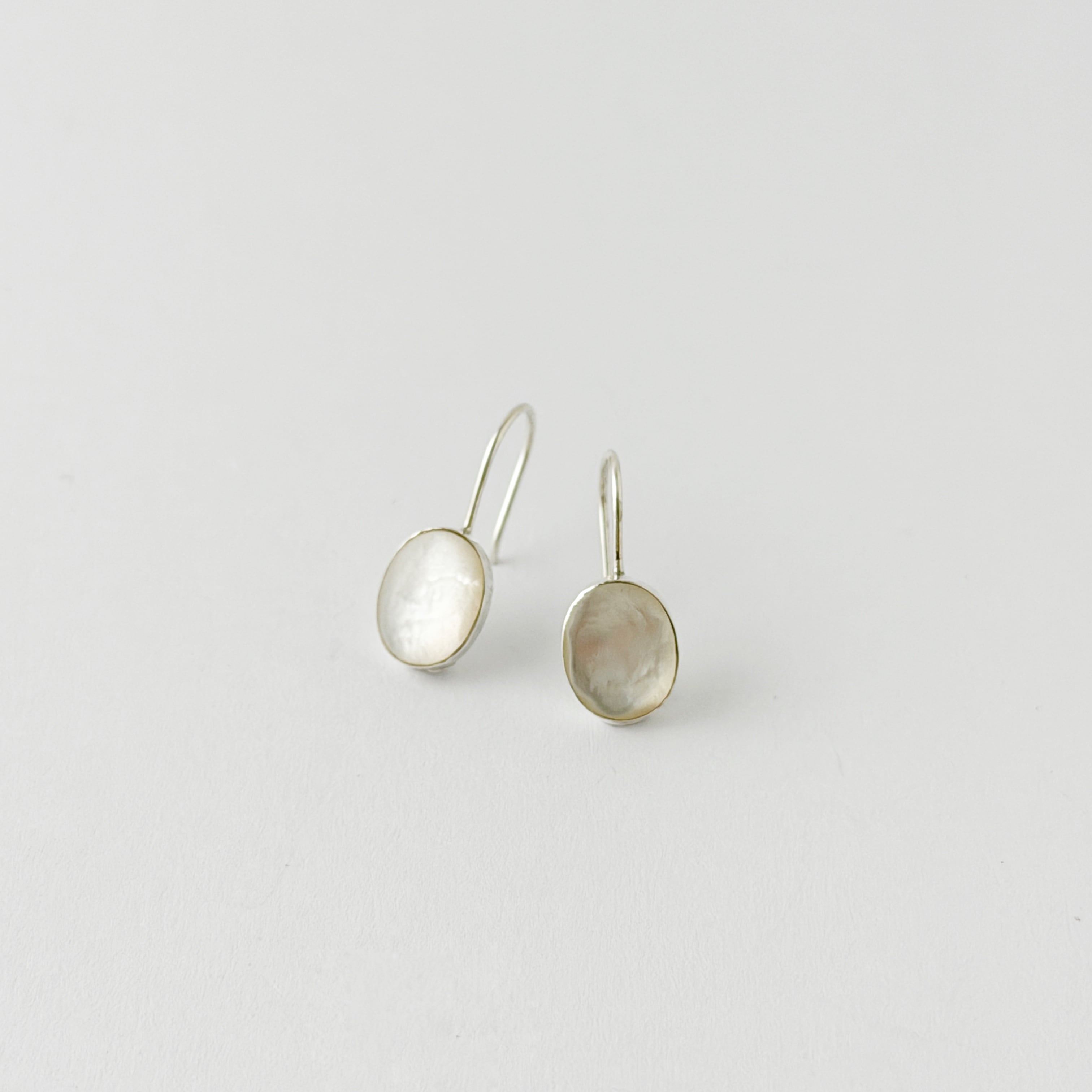 白蝶貝 オーバル フックピアス