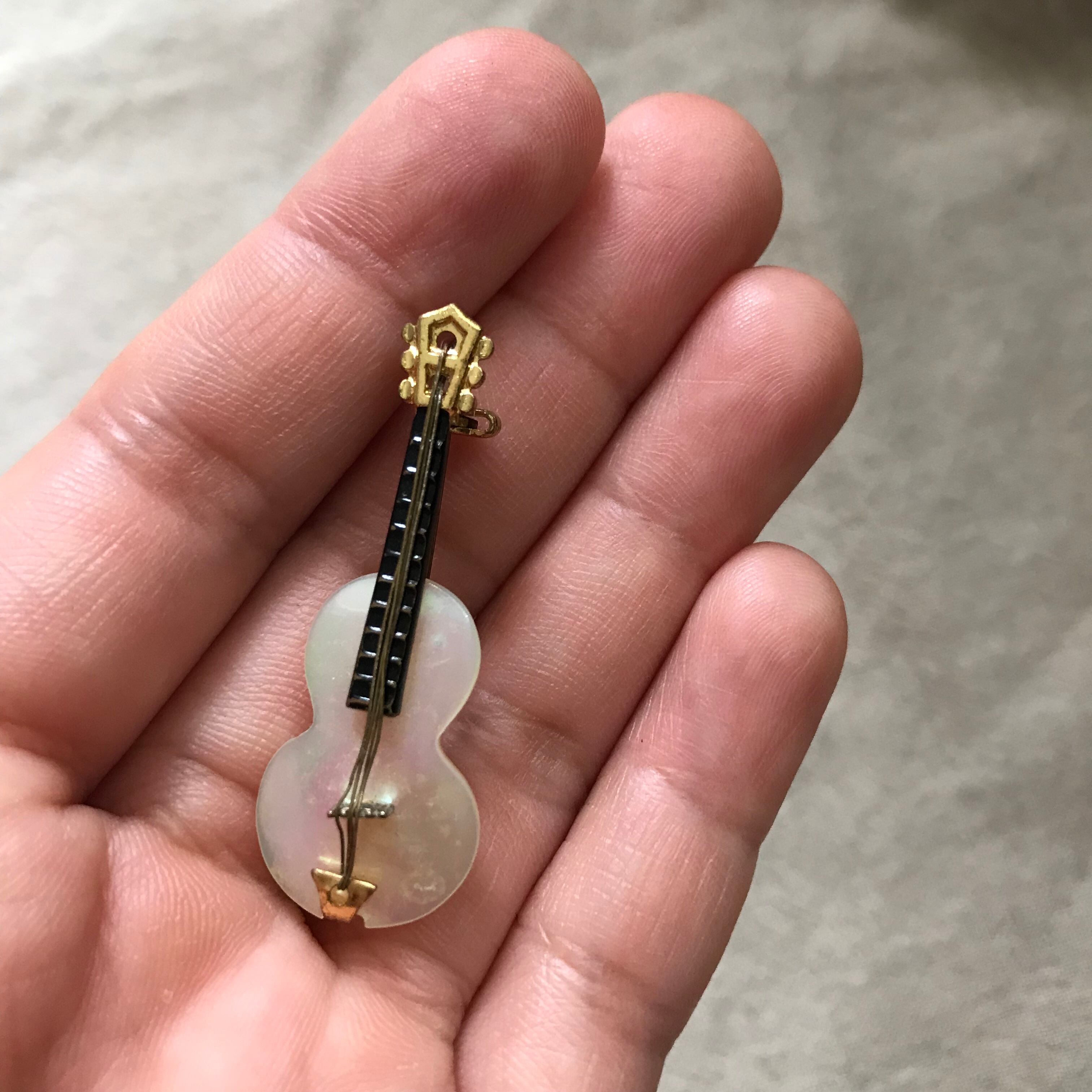 バイオリンのブローチ