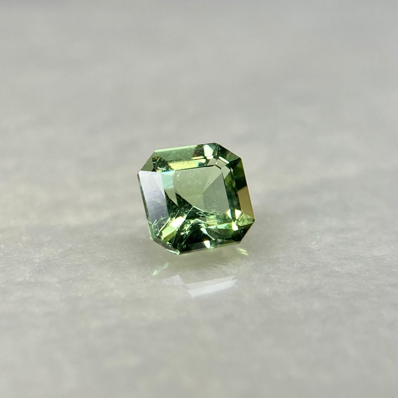 トルマリンの角砂糖  約3.9mm*4.0mm H2.8mm r-0421