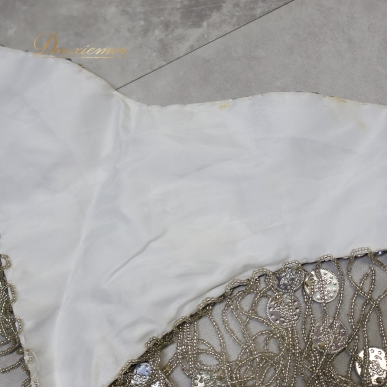 ベリーダンス オリエンタル 衣装 上下セット グリーン系 トップス スカート ベルト 緑 白 コイン ビーズ フリンジ 淡い 爽やか 明るい ダンス衣装 ステージ イベント 華やか キラキラ 上品 かわいい ホワイト系 シルバー系