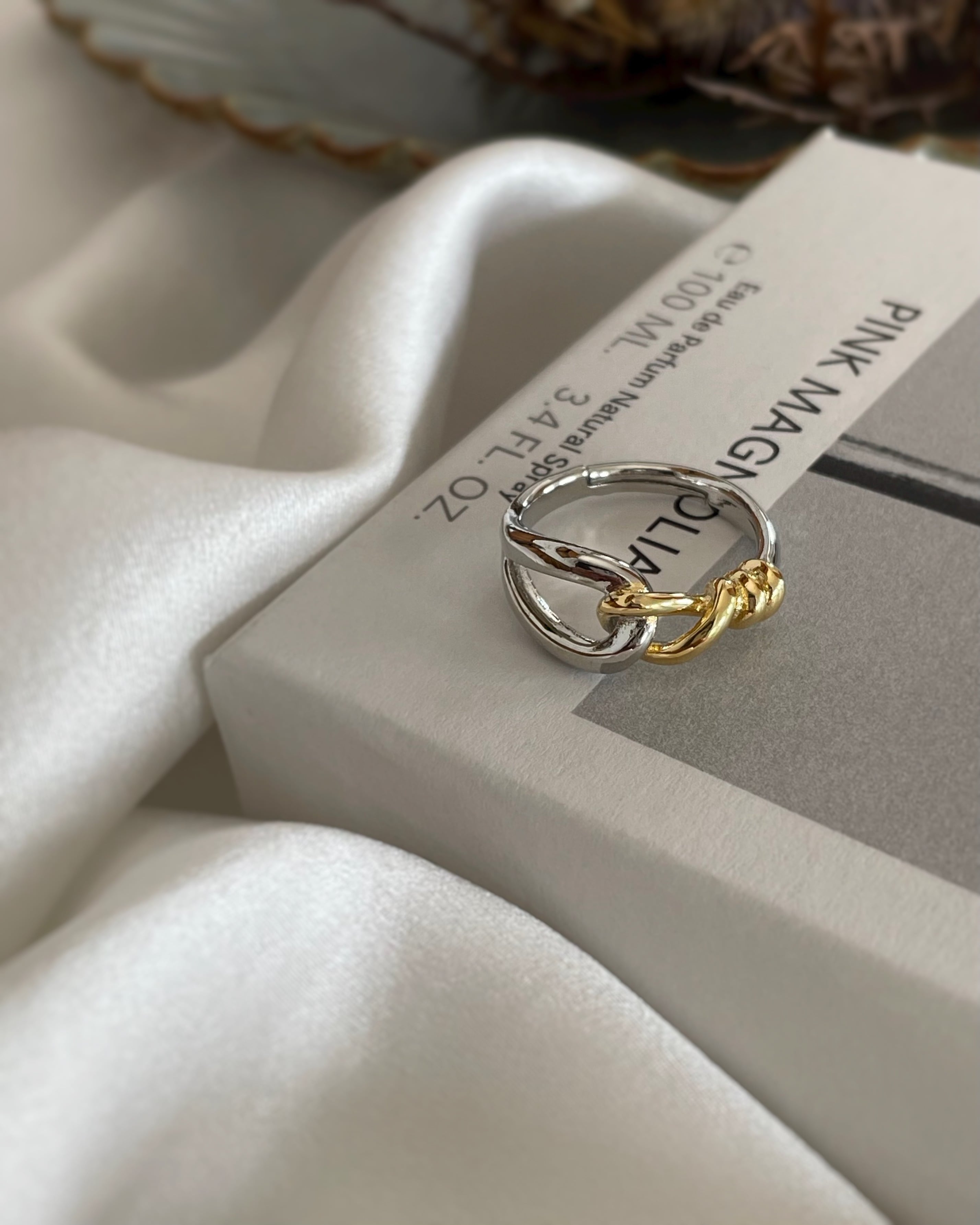 新木優子 イベント グッズ スマホリングセット メディア掲載】雑誌「VOCE」5月号にて新木優子さまご着用画像が掲載