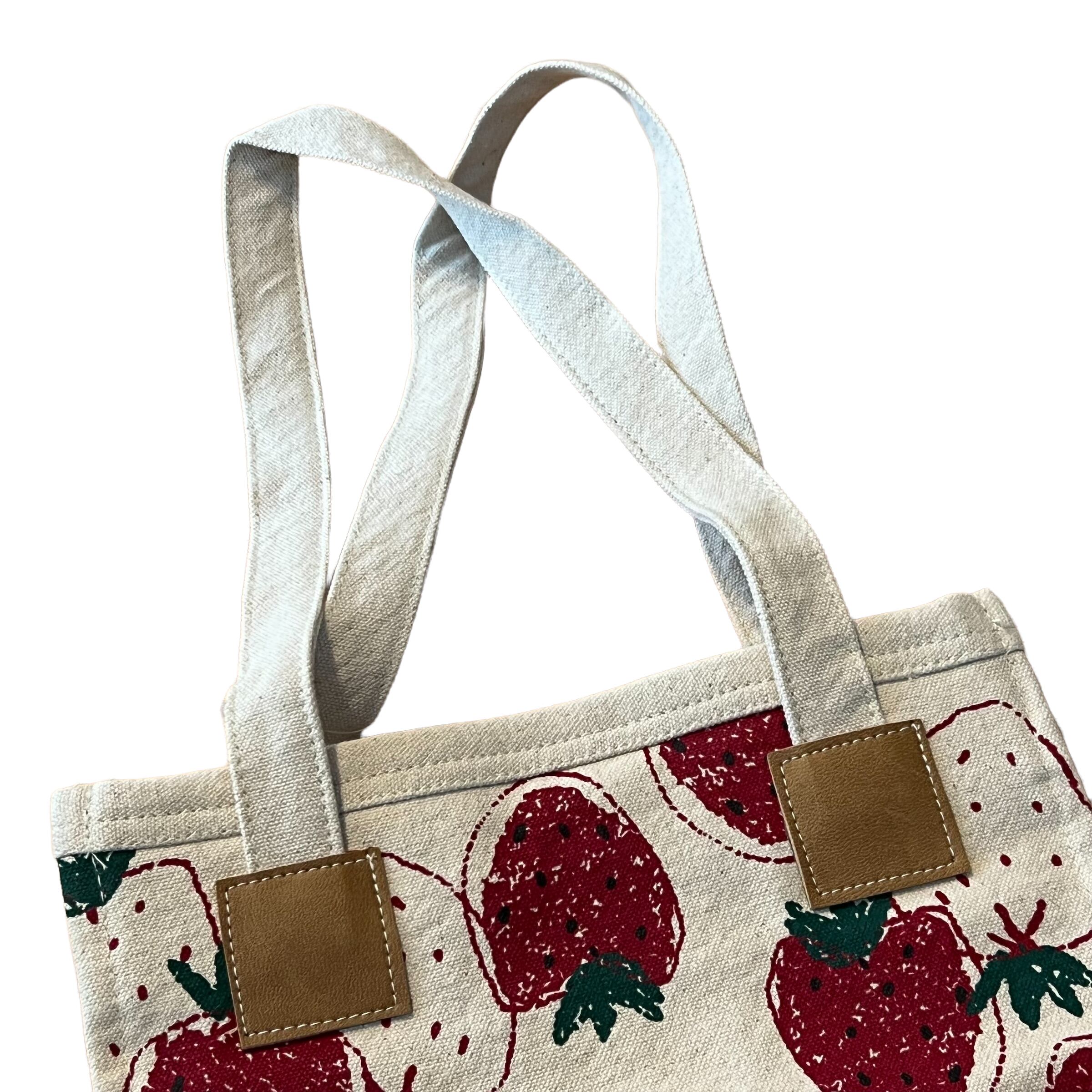 クロネコのたまイチゴ柄トートバッグ