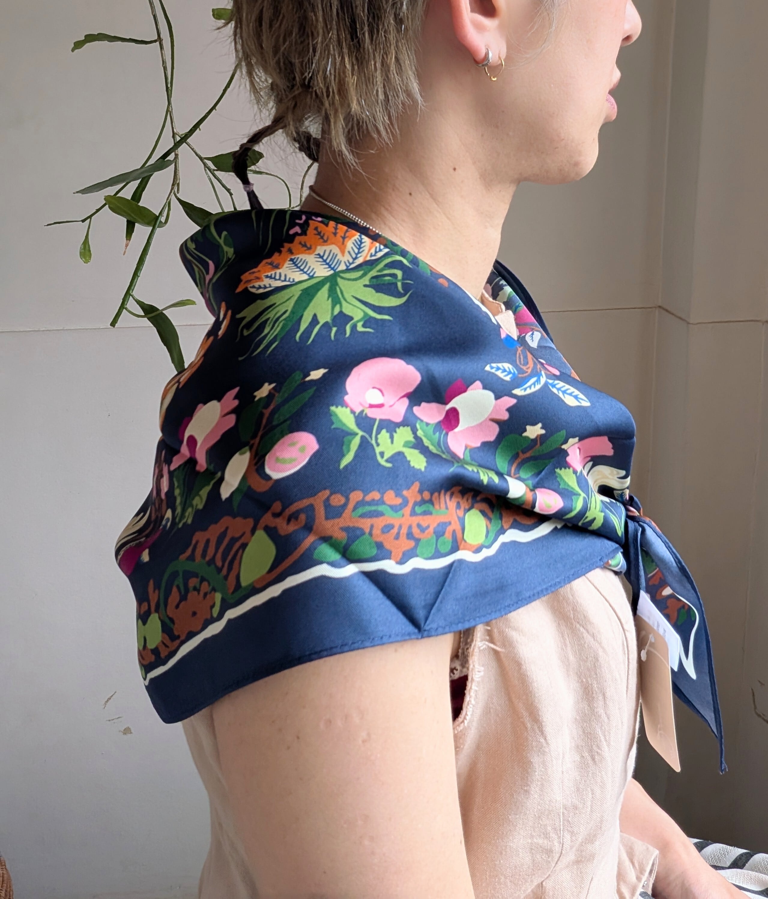 三角形シルクタッチスカーフ / NAVY/ ボタニカル柄 | 服と雑貨ume 大阪