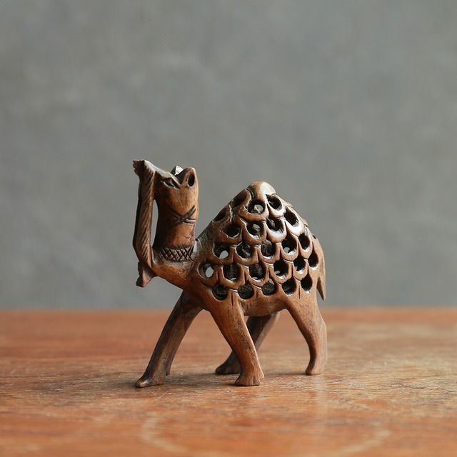 彫りが美しい、透かしのラクダ 1