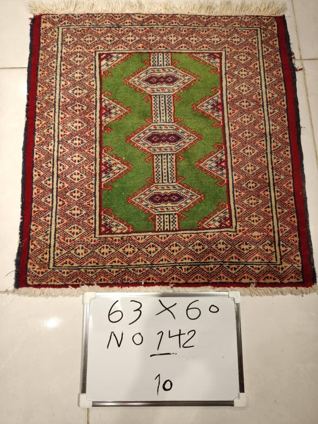 絨毯クエスト68【No.142】 ※現在、こちらの商品はイランに置いてあります。ご希望の方は先ずは在庫のご確認をお願いします。