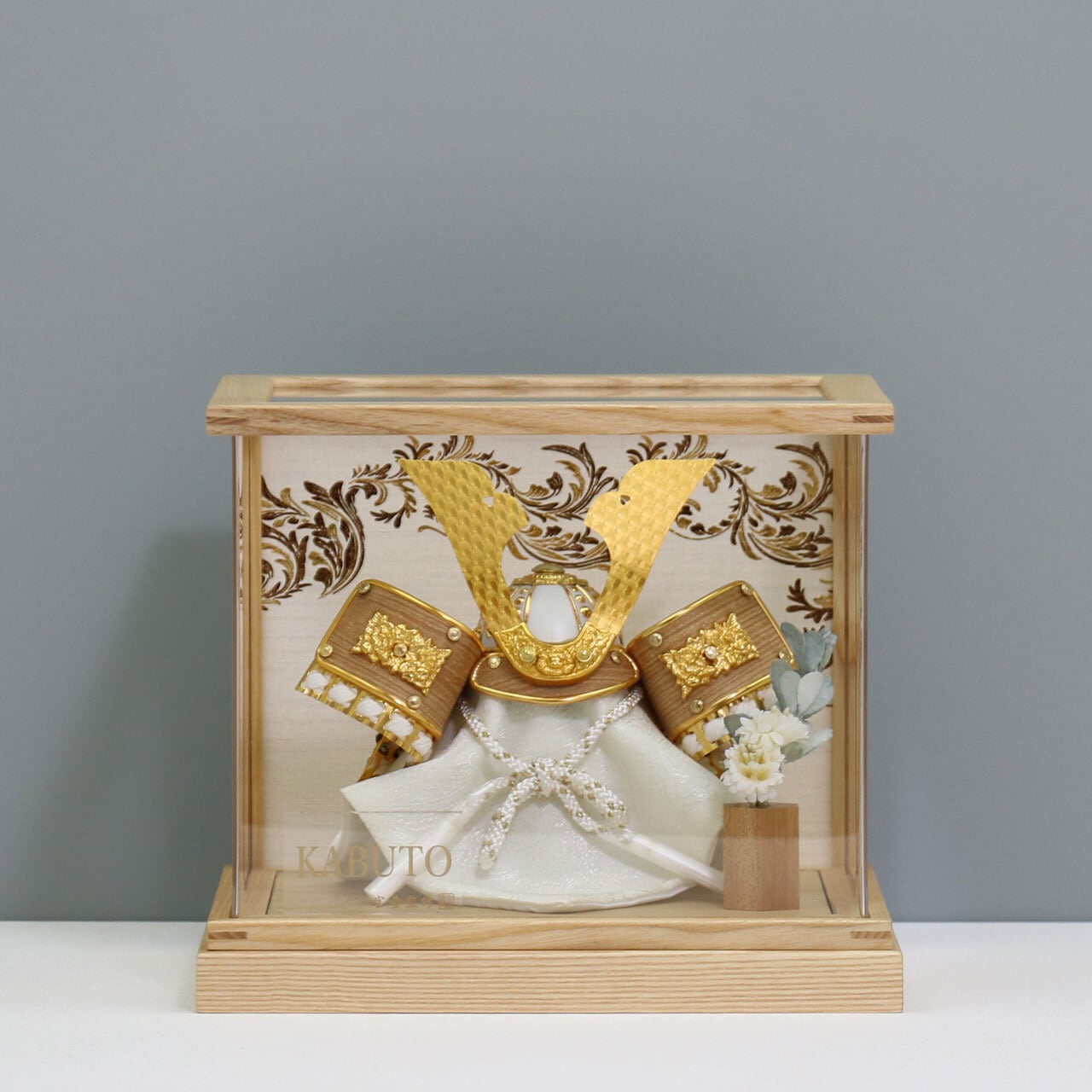 【金茶中鍬兜】 兜飾り アクリルケース飾り 五月人形|木目調|和モダン|フラワー|コンパクト