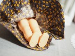 ブラウン花柄ボネワンピース　プラスチックドール 画像10