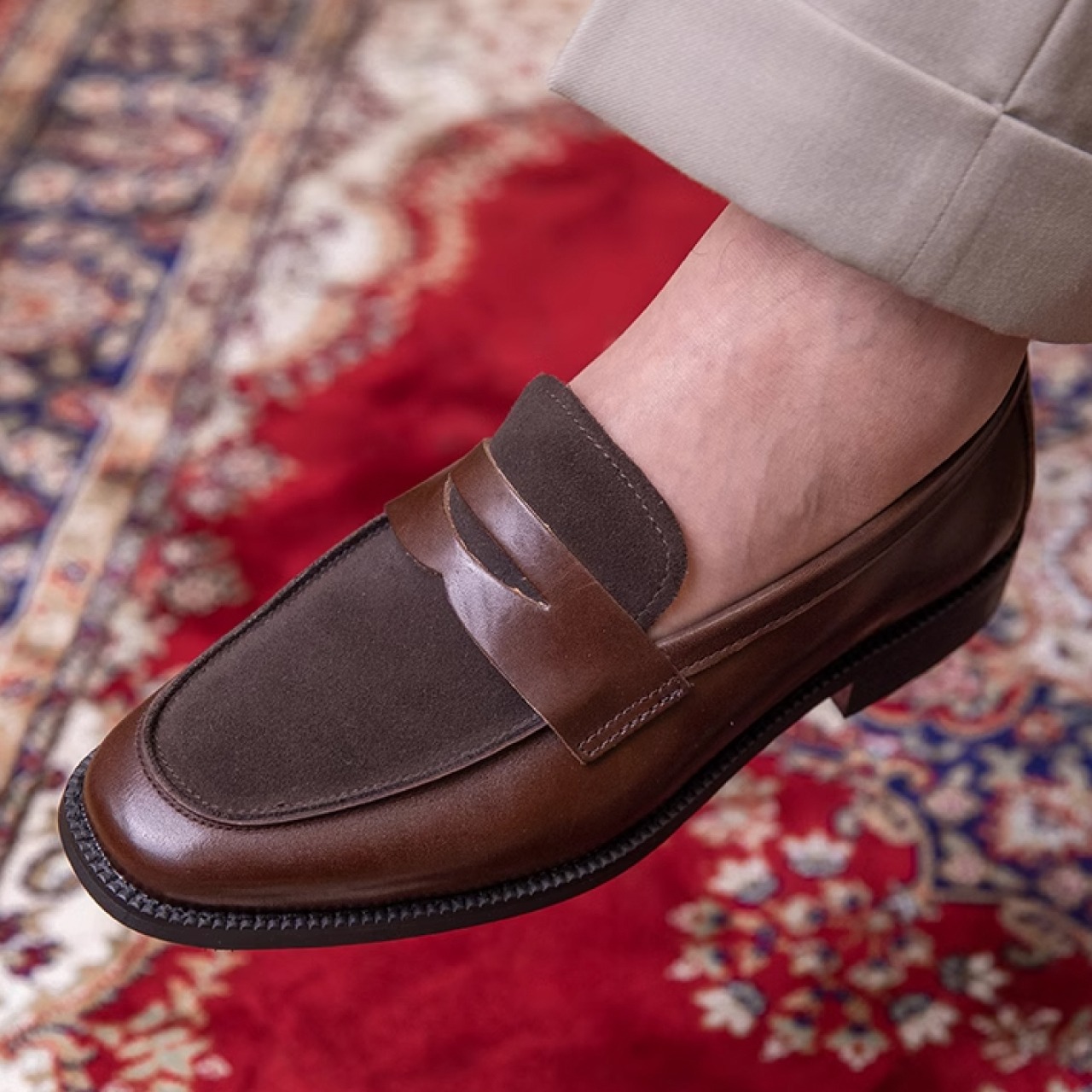 洗練されたデザインと英国スタイルを融合した、牛革製のスクエアトゥローファー　SS017