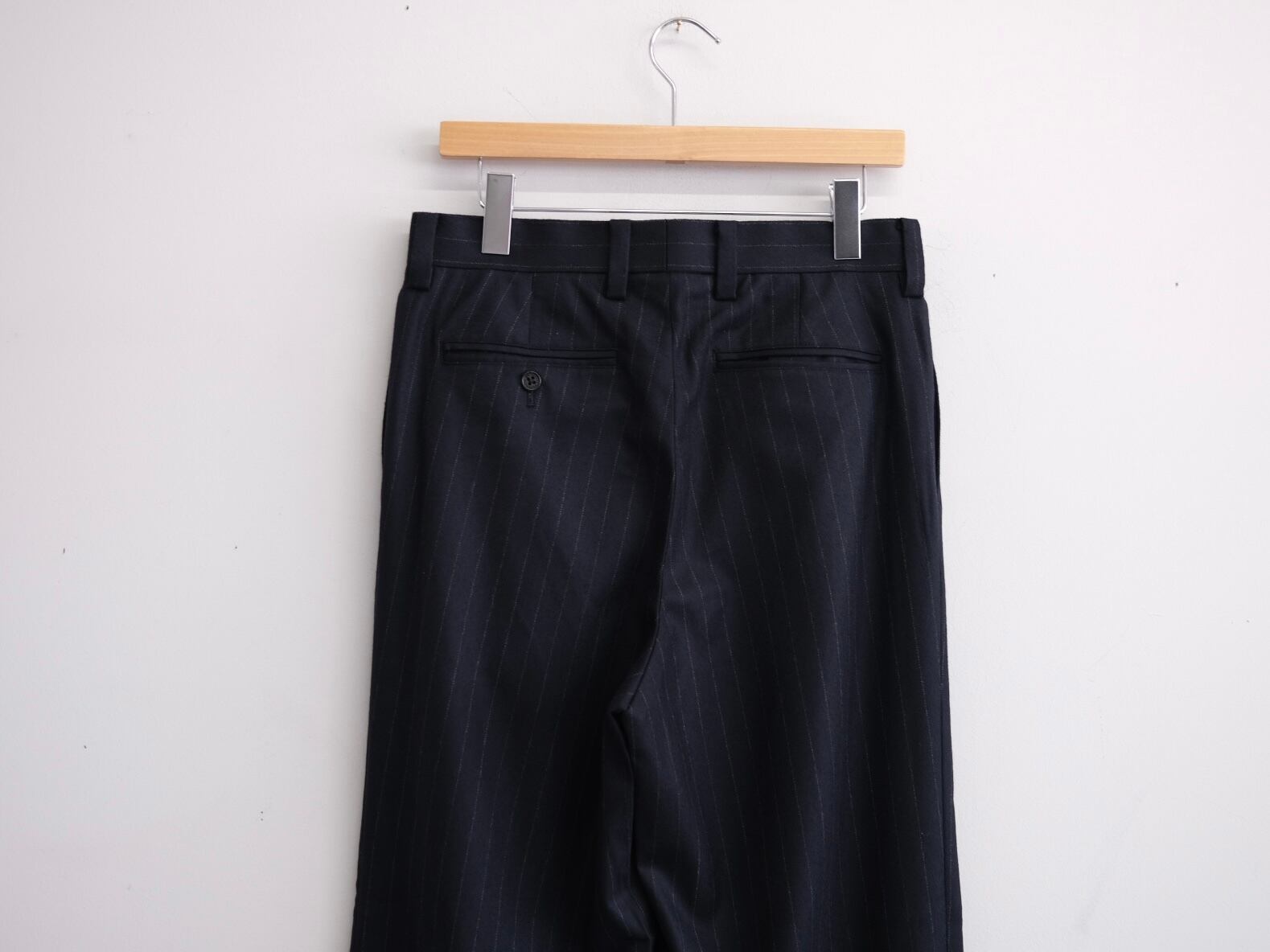 UNIVERSAL PRODUCTS.” WOOL 2 TUCK TROUSERS” | Lapel online store