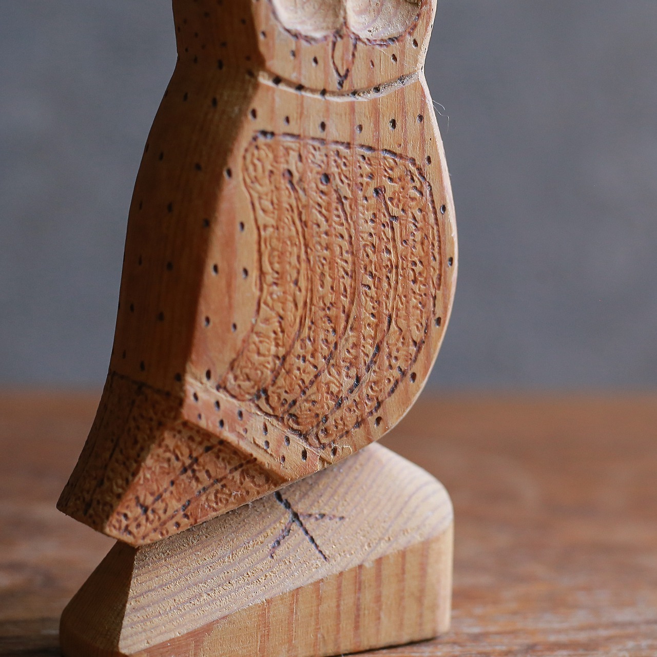 パチっとこちらを見つめる、スウェーデンのフクロウ 1