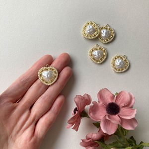 パール縁取りの凸凹ハートカボション付きチャーム