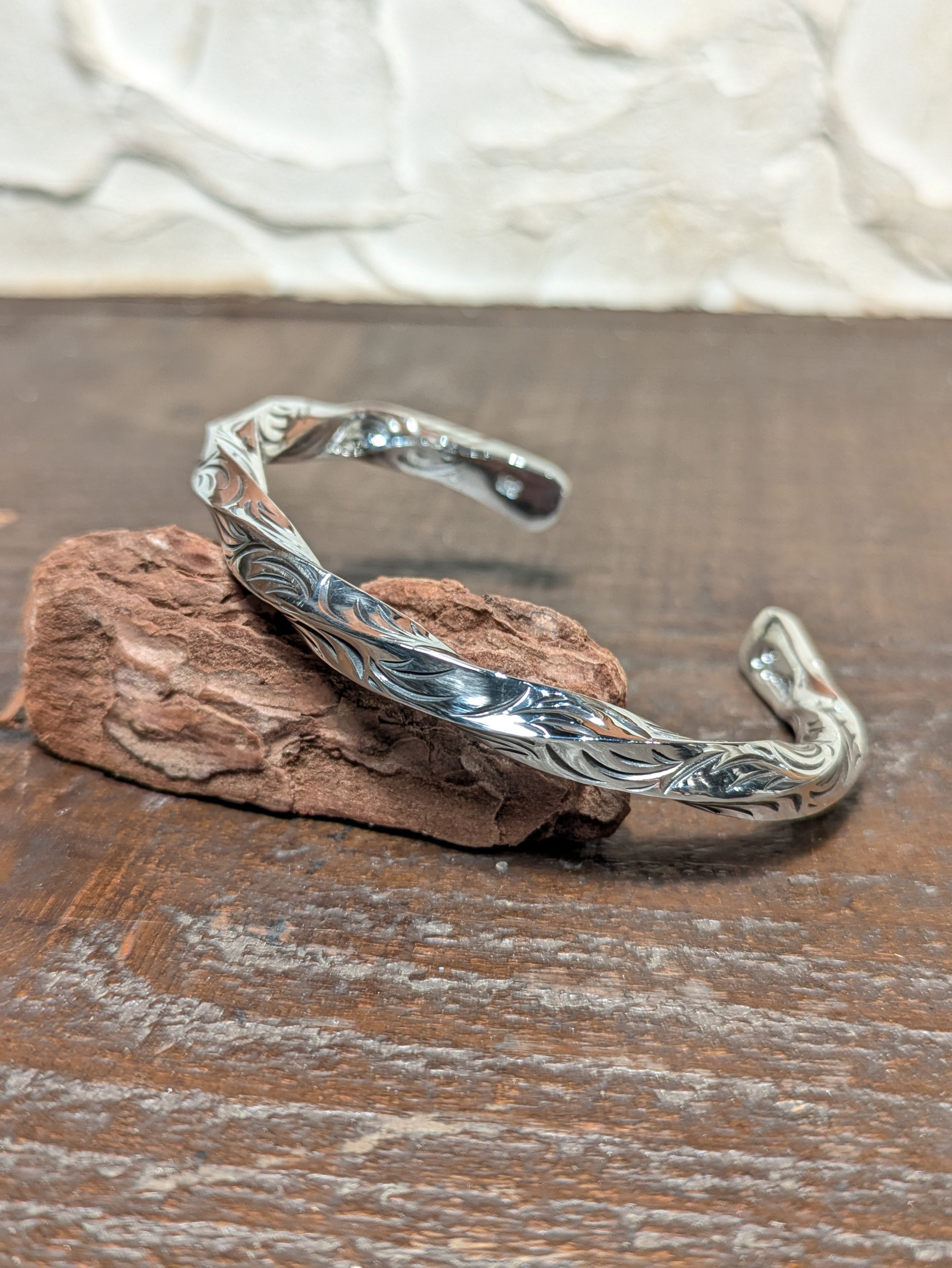 唐草彫りツイストバングル M | 彫金工房アルソミトラ