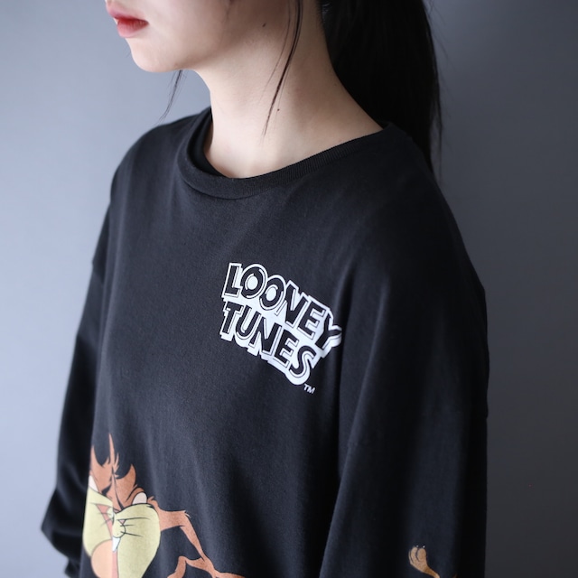 "LOONEY TUNES" random position character design l/s tee