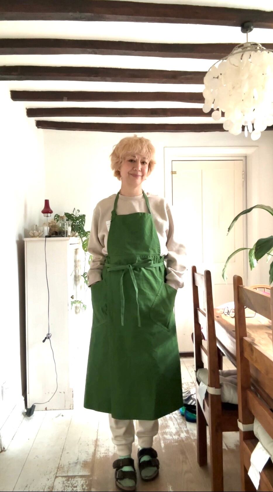 CONSTANCE SPRY 特製エプロンとマルチクロス（グリーン色） CONSTANSE SPRY ローズの花びらで染めたオリジナルエプロンとマルチ